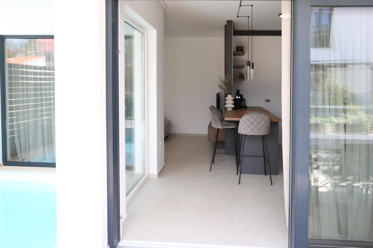 Brand New Apartment With Private Pool 니바이스 외부 사진
