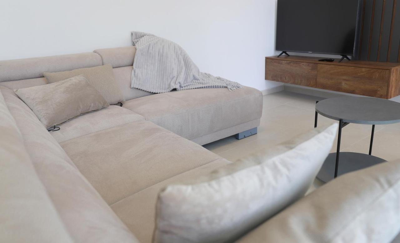 Brand New Apartment With Private Pool 니바이스 외부 사진